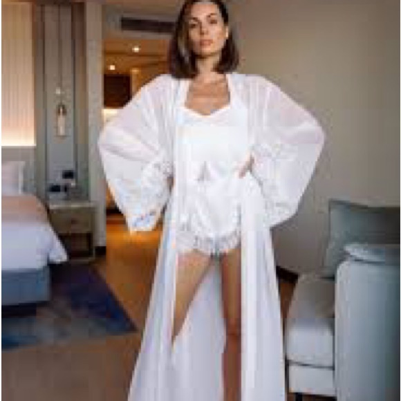 Luxurious White Lace Robe Set - Picture 2 of 2